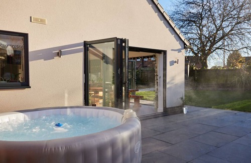 Harrogate House | Modern house sleeps 10, cinema/games room, hot tub