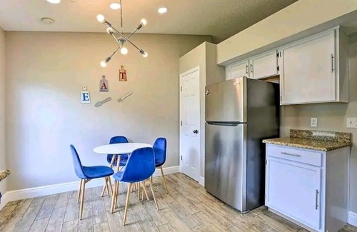 Clear Creek House | Modern House w/FREE 1st Morning Breakfast & unlimited Heated Pool !