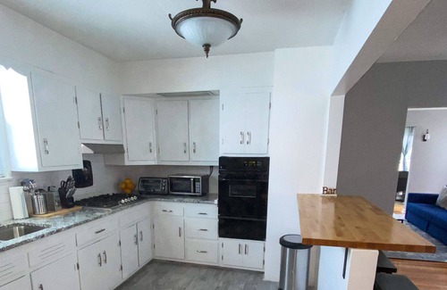 Lower Vailsburg Apartment | Modern Industrial Duplex w/Master EnSuite⭐️A Hideaway On Your Getaway!