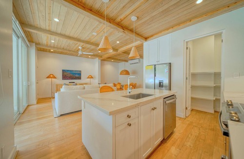 Antoneys Cay Condo | Modern Island Living – 2-Bed, 2-Bath Beachfront Condo at Watercolors Roatán E4