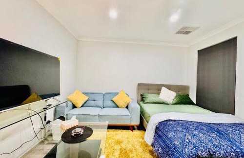 Brabham House | Modern King Suite on Swan Valley Doorstep