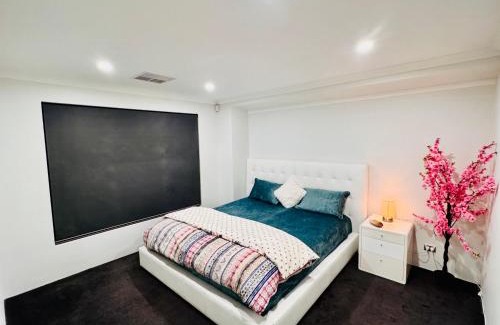Brabham House | Modern King Suite on Swan Valley Doorstep