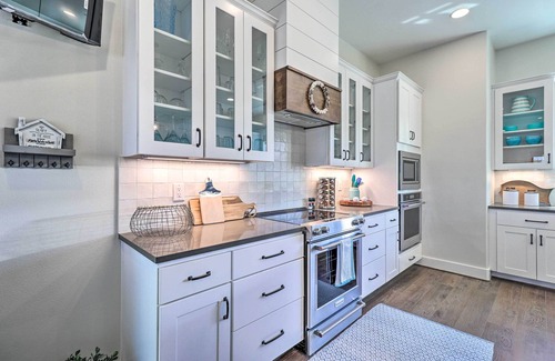 Kingsland Cottage | Modern Kingsland Lake Front House w/Heated Pool!