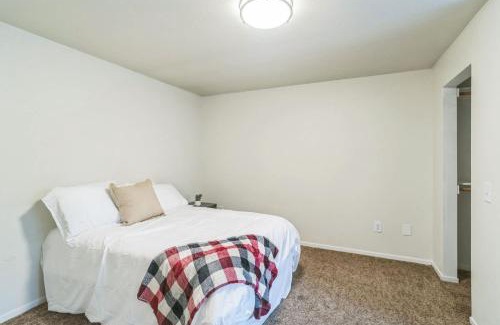 Harlow Apartment | Modern Kinsrow Apartment with Clubhouse Amenities