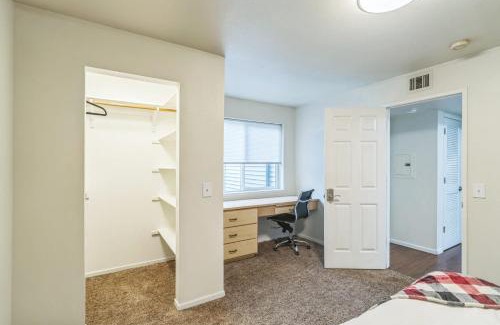 Harlow Apartment | Modern Kinsrow Apartment with Clubhouse Amenities