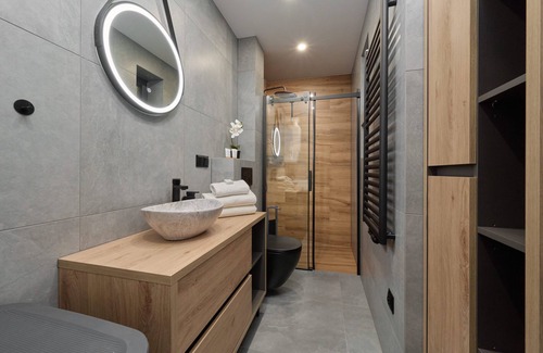 Srodmiescie Apartment | Modern Kotsisa Apartment by Renters