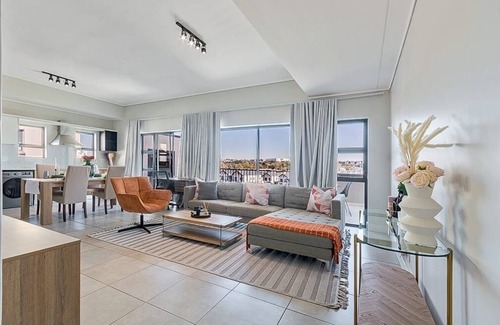 Greater Johannesburg Metropolitan Area Apartment | Modern Lagoon Apartment in Munyaka Spa, Bar, Wifi&Balcony