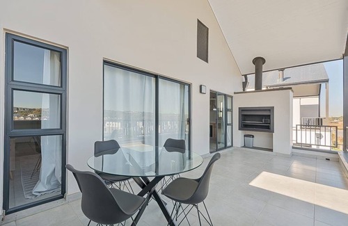 Greater Johannesburg Metropolitan Area Apartment | Modern Lagoon Apartment in Munyaka Spa, Bar, Wifi&Balcony