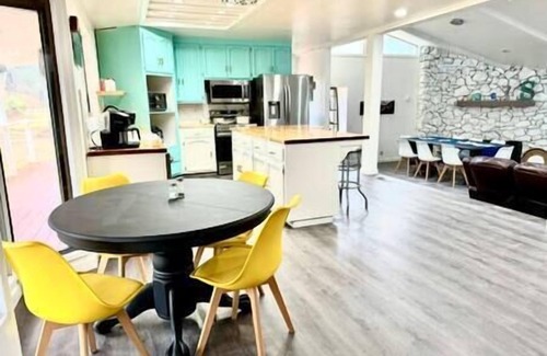 Oakhurst House | Modern LakeHouse-Spacious Family Retreat Sleeps 20
