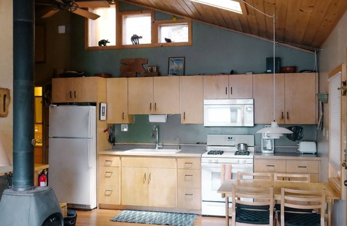 Isabella Cabin | Modern Lakeshore Cabin -on the water's edge, Boating Water Recreation and Sauna.