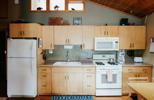Isabella Cabin | Modern Lakeshore Cabin -on the water's edge, Boating Water Recreation and Sauna.