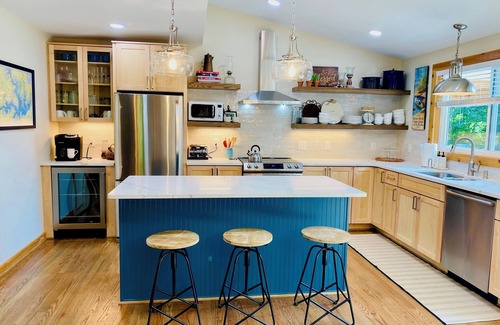 Huddleston Cabin | Modern Lakeside Cabin with Stunning Views and Deep Water Access! Pet friendly!