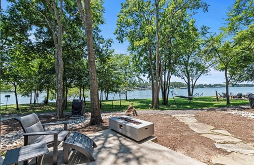 Malakoff Cottage | Modern Lakeside Cottage on Three-Acres w/Pickleball Court, Pool/Hot Tub & More!