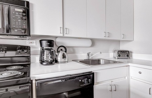 Lake View East Apartment | Modern Lakeview 1BR w/Gym, Pool, 1 block to Lincoln Park, by Blueground