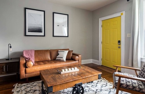 Old North Columbus House | Modern & Large House ❤️ 10 Bed/4 Bath/2 Kitchens | Host 26 Guests