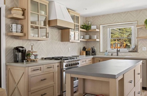 Evergreen Estates Apartment | Modern lodge near the ski slopes, hot tub, games