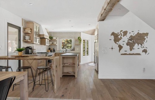 Evergreen Estates Apartment | Modern lodge near the ski slopes, hot tub, games