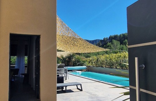 Pierrelongue Villa | Modern loft villa with terrace and swimming pool, unobstructed view of nature