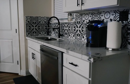 Little Woods House | Modern Luxury 3-bedroom house with WiFi and AC in delightful New Orleans.