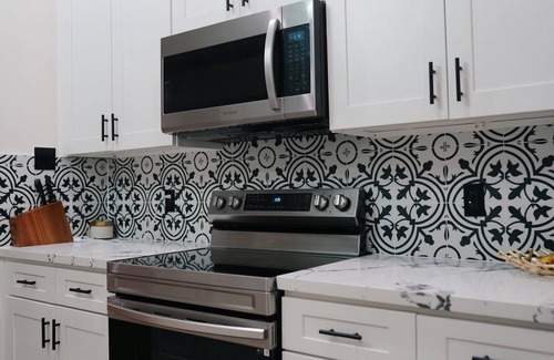 Little Woods House | Modern Luxury 3-bedroom house with WiFi and AC in delightful New Orleans.