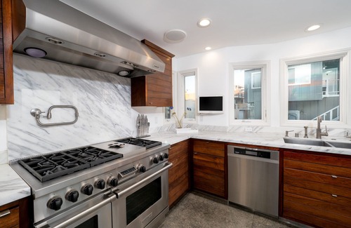 Balboa Peninsula House | Modern Luxury - Beachfront Cape Cod