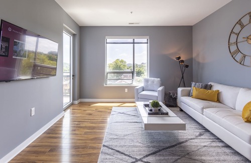 Newport Apartment | *Modern* Luxury Riverfront King Bed Apt Newport KY