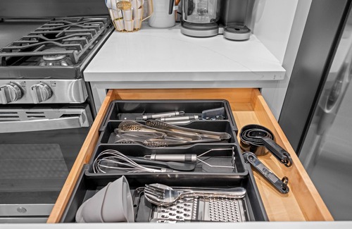 Geneva House | Modern Luxury Sleeps 8. Walk to DT Geneva