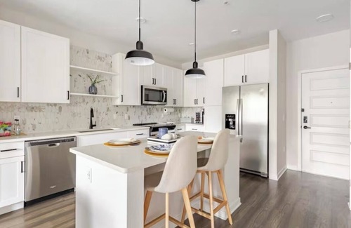 Winter Garden Apartment | Modern LuXuRy Unit in beautiful Down Town Winter Garden with WIFI, Cable & POOL