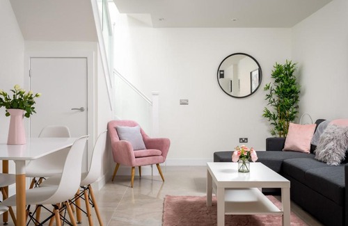Cheltenham Apartment | Modern Mews House - Central Cheltenham