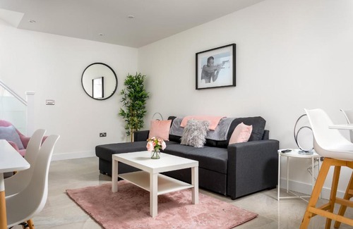 Cheltenham Apartment | Modern Mews House - Central Cheltenham