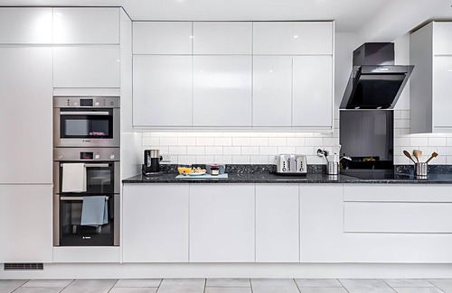 Heworth Apartment | Modern Minimalist 3-Bed Duplex Apartment in York I Pass The Keys