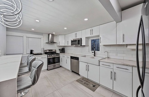 Suffern House | Modern Mountain-View Retreat | Fire Pit Smart TVs Private Deck Workstation