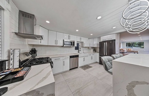 Suffern House | Modern Mountain-View Retreat | Fire Pit Smart TVs Private Deck Workstation