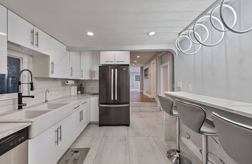 Suffern House | Modern Mountain-View Retreat | Fire Pit Smart TVs Private Deck Workstation