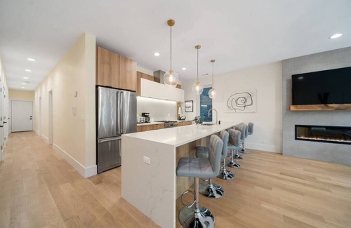 Near West Side Apartment | Modern New 3BR Condo | United Center | Balcony
