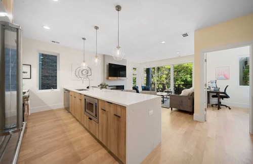 Near West Side Apartment | Modern New 3BR Condo | United Center | Balcony