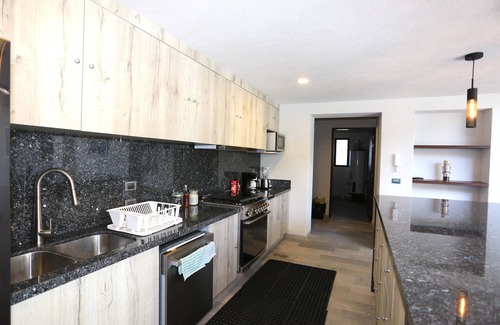 Avandaro House | Modern New Luxury Private Villa for Family Fun - Pool, Jacuzzi, King Beds, Patio