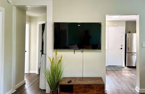 Renton House | Modern & Newly Renovated-Centrally located/King Bed/Free Parking