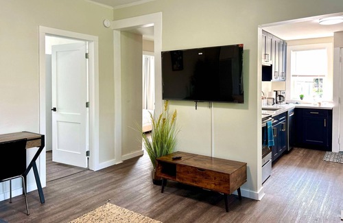 Renton House | Modern & Newly Renovated-Centrally located/King Bed/Free Parking