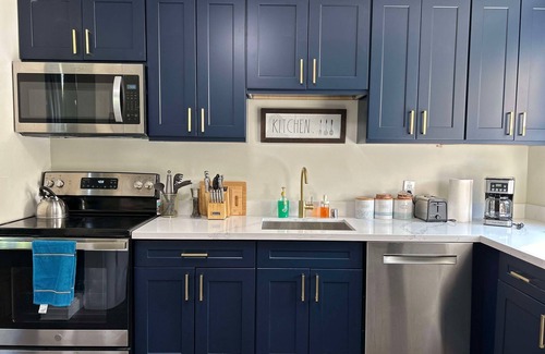 Renton House | Modern & Newly Renovated-Centrally located/King Bed/Free Parking