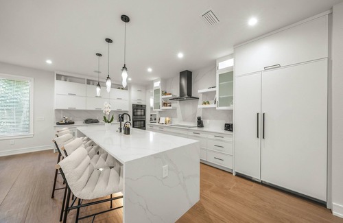 Sarasota House | Modern Oasis 6BR Pool/Spa Walk to the Beach