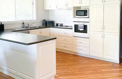 Wagga Wagga Apartment | Modern Parkview Retreat, a bright & well-maintained apartment in prime location!