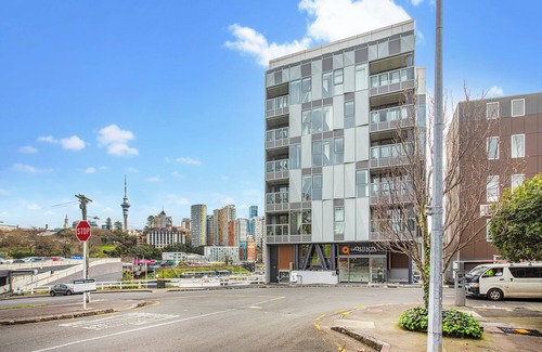 Parnell Apartment | Modern Parnell Haven | Large Balcony Views, Parking & Gym