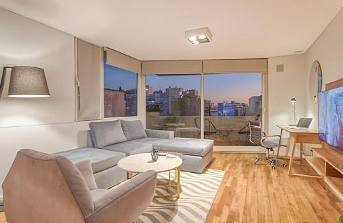 Nunez Apartment | Modern Penthouse Private Rooftop BBQ & City Views