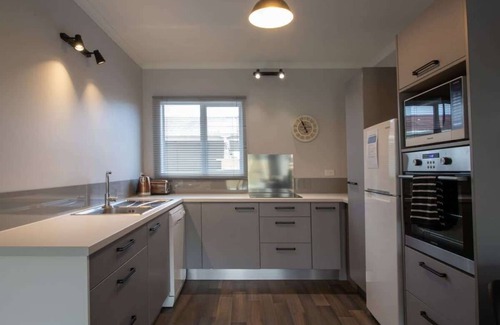 Brixton Apartment | Modern Pet-Friendly Apartment Near Airport