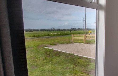 Brixton Apartment | Modern Pet-Friendly Apartment Near Airport