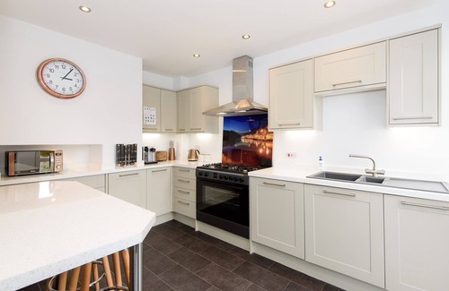 Looe House | Modern, pet friendly house with lovely river views of Looe river. Parking with free EV charger