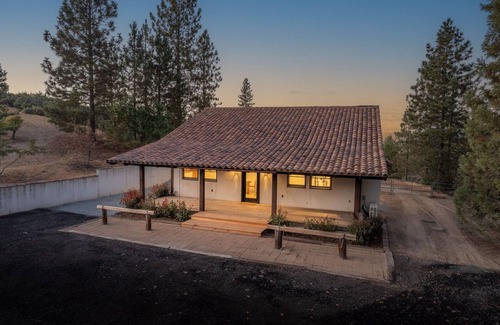 Auberry Apartment | Modern pet friendly suite with AC adjacent to Yosemite National Park.