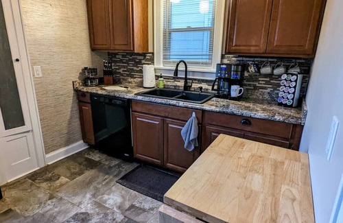 Moline House | Modern Quiet 1BR Fenced Yard + Office DT Moline