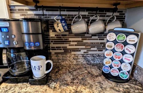 Moline House | Modern Quiet 1BR Fenced Yard + Office DT Moline